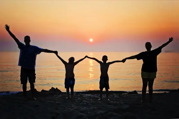 De Mãos Dadas Pelo Mundo: Roteiros para Voluntariado em Família